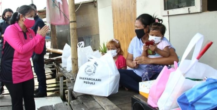 Ketum Bhayangkari Blusukan Bagikan Bansos ke Nelayan Muara Angke_6115f7a8dd956.jpeg