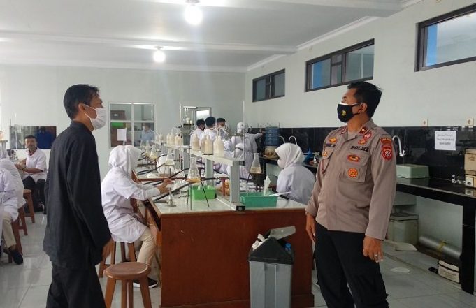 Polisi Pantau Penerapan Prokes di Sekolah Tasikmalaya_611de35eb9848.jpeg