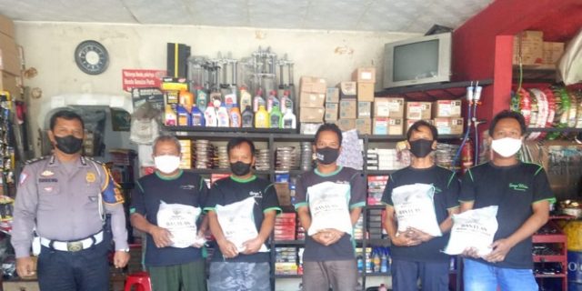 Bansos PPKM Mikro Terus Digencarkan Polisi, Hari ini Paket Beras Disalurkan ke Buruh Bengkel_613ed5c853d15.jpeg