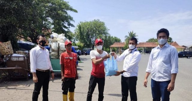 Ditengah Pandemi Covid-19, Polri Kembali Bagikan Sembako pada warga kurang mampu dimasa PPKM_614aa5ab8a8ac.jpeg