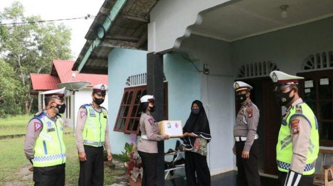 Jelang HUT Lalu Lintas, Polres Lingga Bagi Sembako ke Warga Kurang Mampu_6148097474881.jpeg