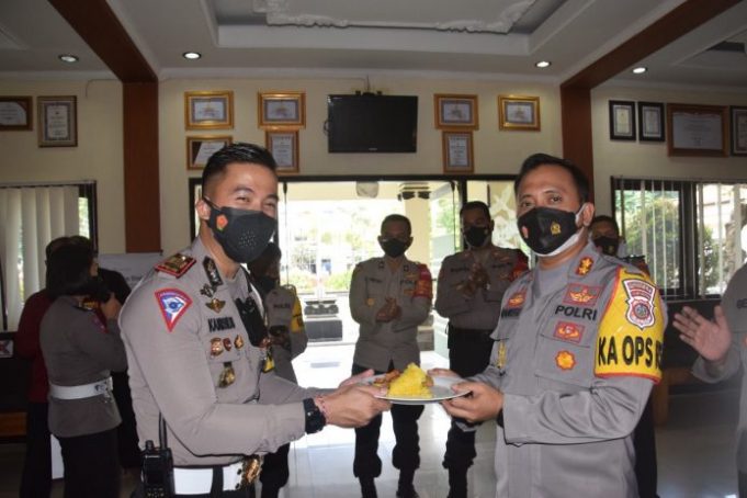 Kapolres Tabanan Pimpin Syukuran HUT Lalu Lintas Bhayangkara ke-66_614bf89b69187.jpeg