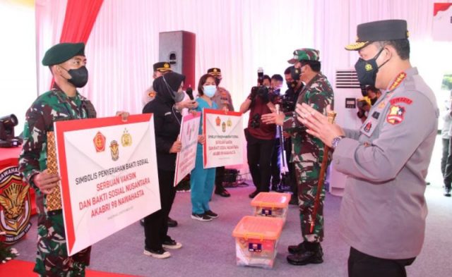 Tinjau Serbuan Vaksinasi Akabri 98, Kapolri: Wujud Sinergitas TNI-Polri_614aa52543258.jpeg