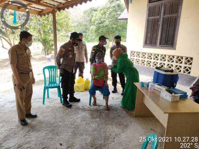 Percepatan Vaksinasi Diperbatasan, Ini Yang Dilakukan Polsek Embaloh Hulu_6178df69cef96.jpeg