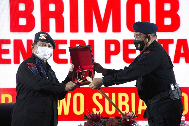 prabowo-dapat-gelar-warga-kehormatan-utama-korps-brimob-polri-HXF5XhcbGk