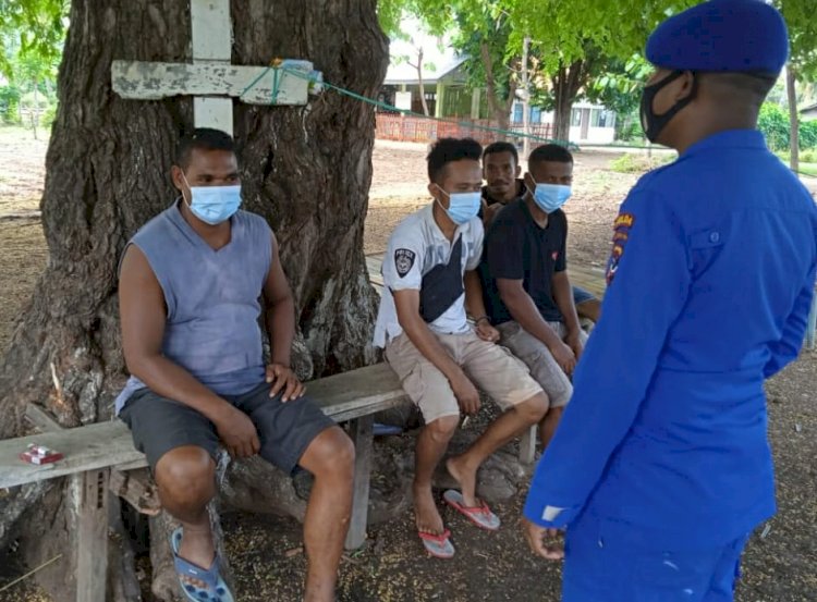 Secara Humanis, Personil Ditpolairud Polda NTT Beri Imbau Kepada Nelayan Flotim Terapkan Pola Hidup Sehat Saat Beraktivitas_6195d604a798e.jpeg