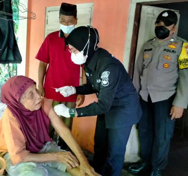 Polres Klaten Gelar Gerebek Vaksinasi dari Pintu ke Pintu_61b828d15c0b3.jpeg