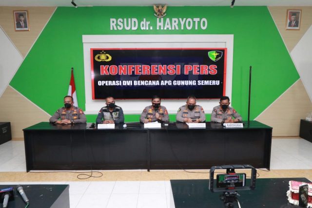 Tim DVI Mabes Polri Kembali Identifikasi Tujuh Jenazah Korban Semeru_61b184b58427e.jpeg