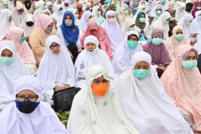 Shalat bermasker hukumnya boleh atau tidak makruh.